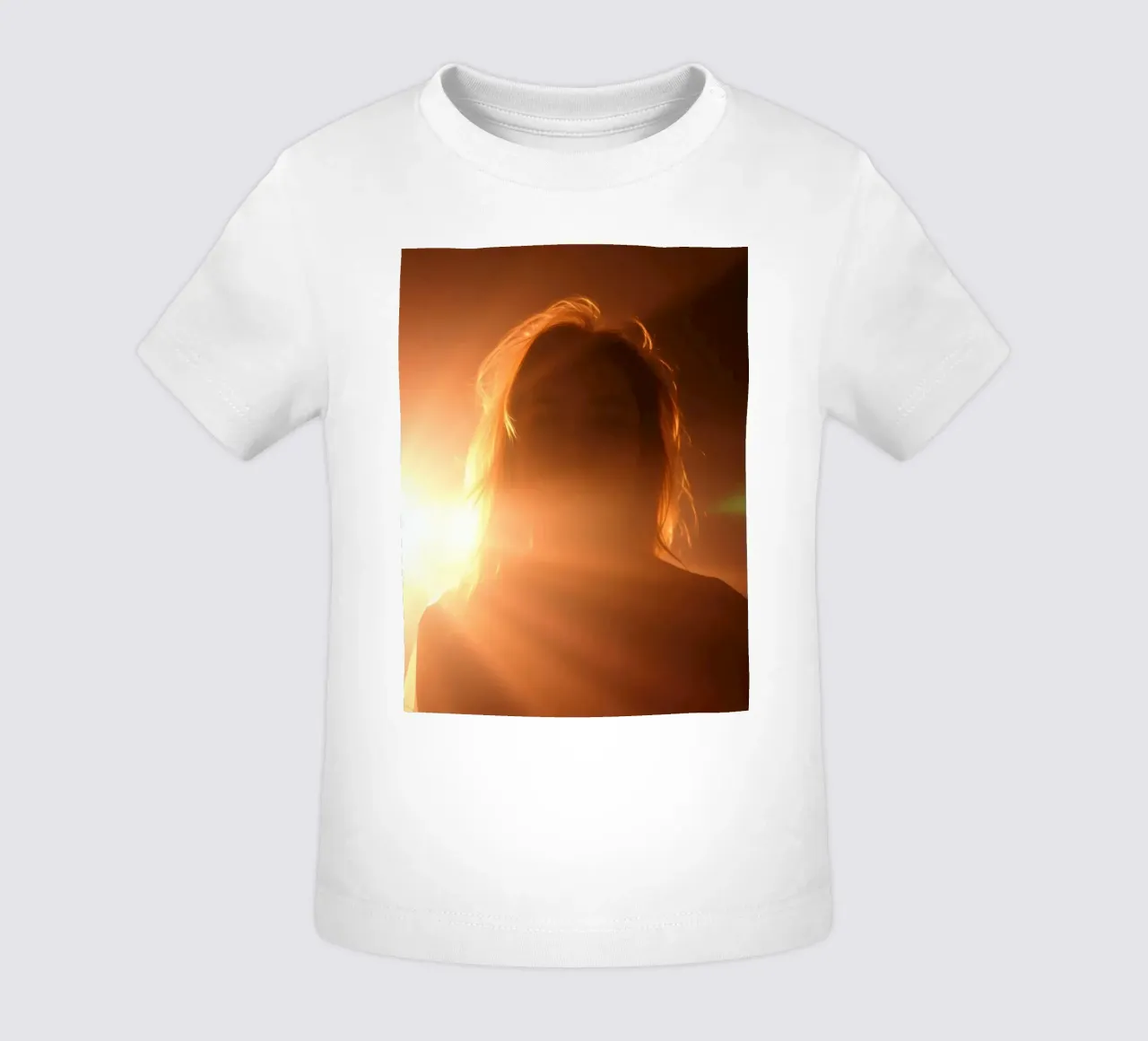 La lumière douce crée la silhouette d'une personne dans une lueur chaude. t-shirt pour bébé de DesignDoodle