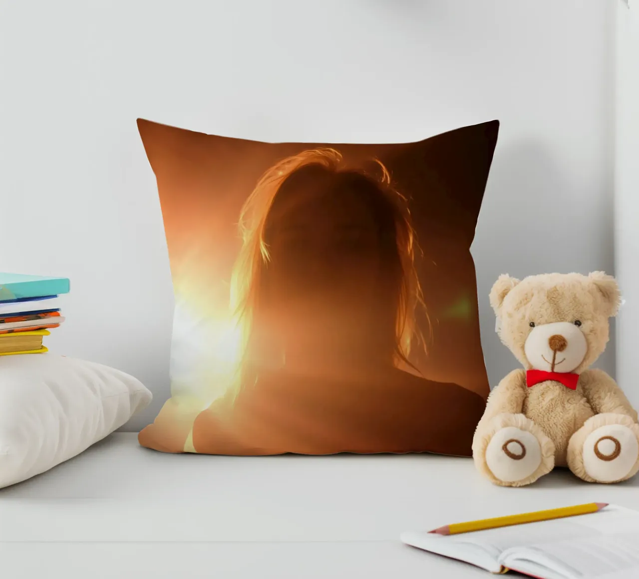 La luce soffusa crea la silhouette di una persona in una calda luminosità cuscino da DesignDoodle