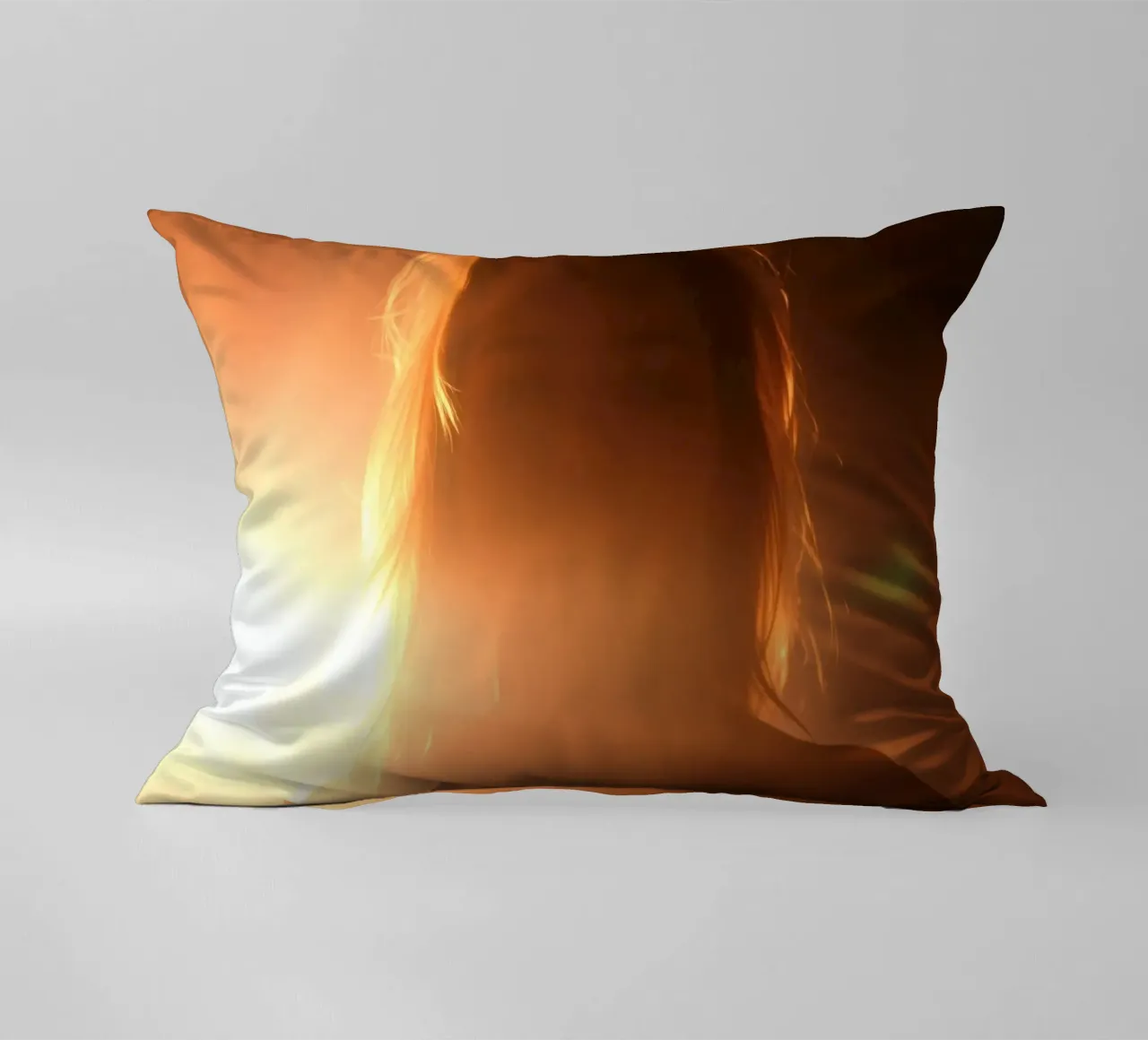 La luce soffusa crea la silhouette di una persona in una calda luminosità cuscino da DesignDoodle