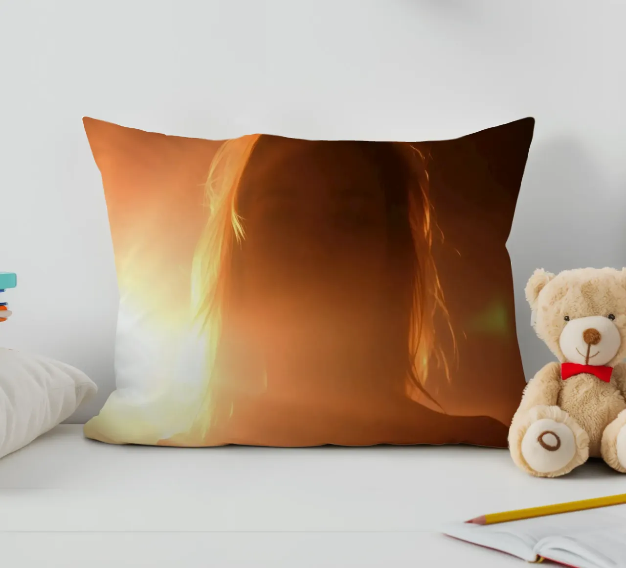 La luce soffusa crea la silhouette di una persona in una calda luminosità cuscino da DesignDoodle