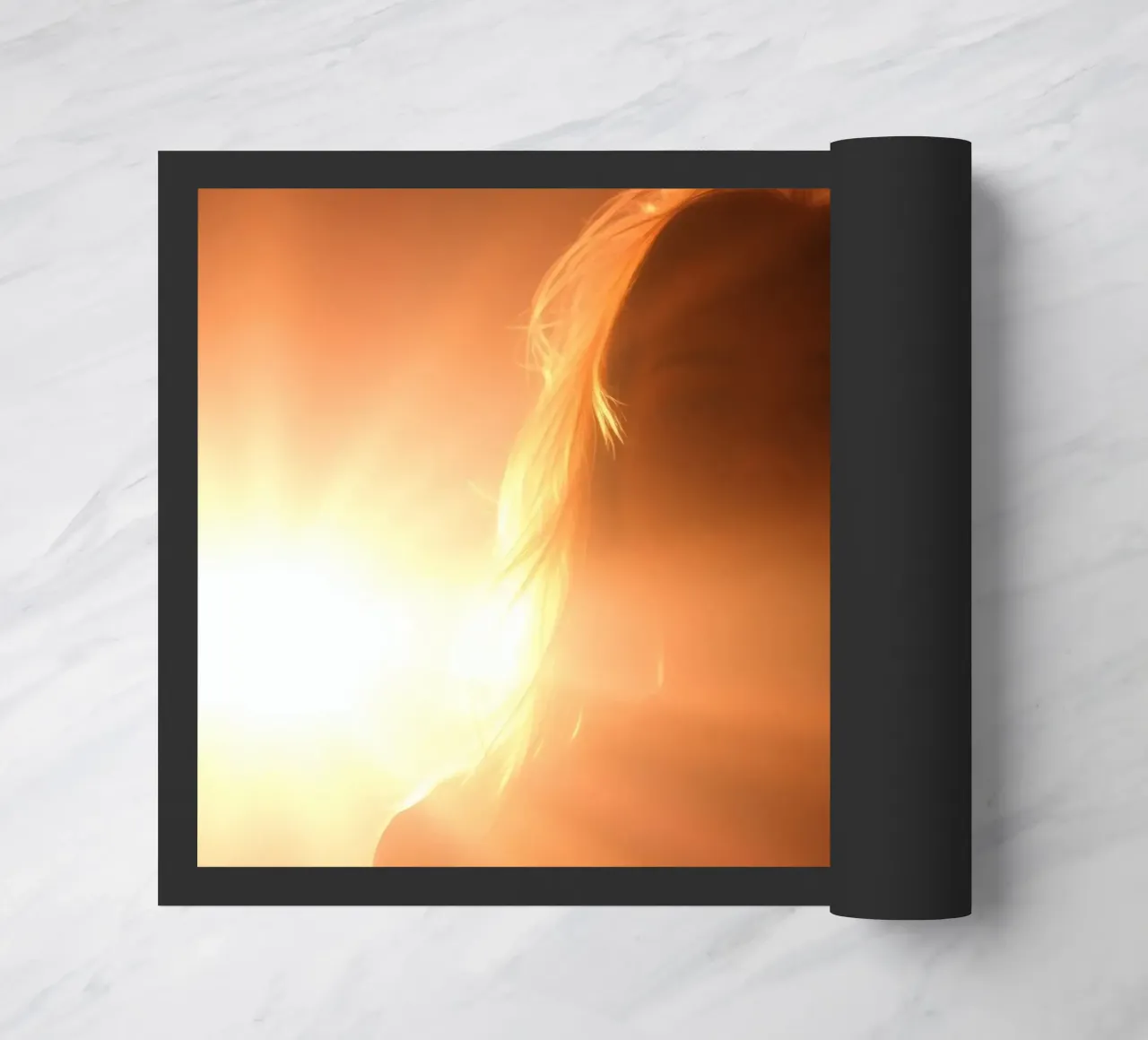 La luce soffusa crea la silhouette di una persona in una calda luminosità zerbino da DesignDoodle