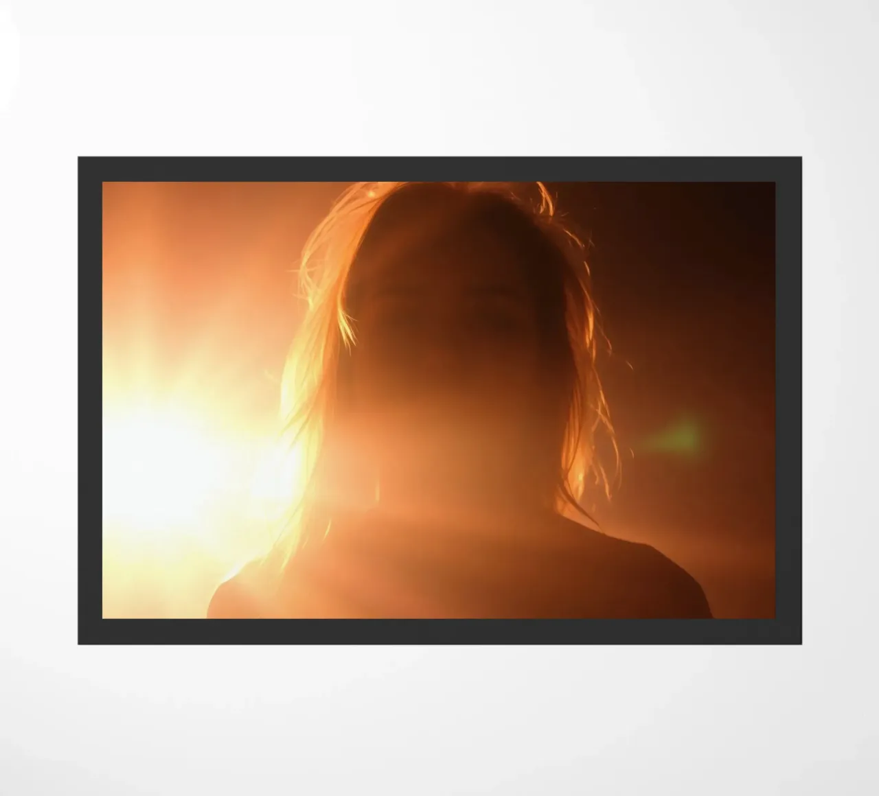 La luce soffusa crea la silhouette di una persona in una calda luminosità zerbino da DesignDoodle