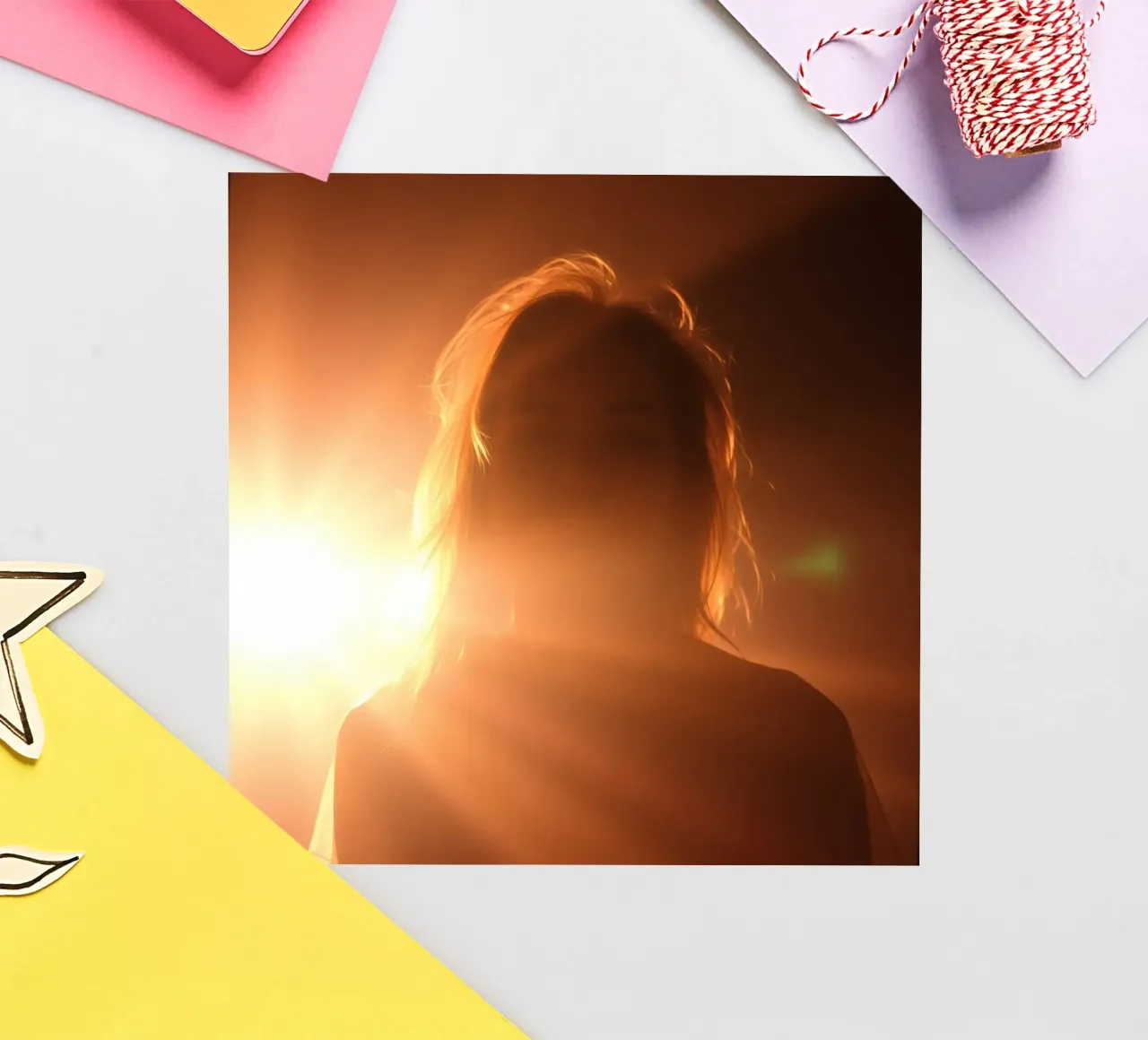 La lumière douce crée la silhouette d'une personne dans une lueur chaude. autocollant de DesignDoodle