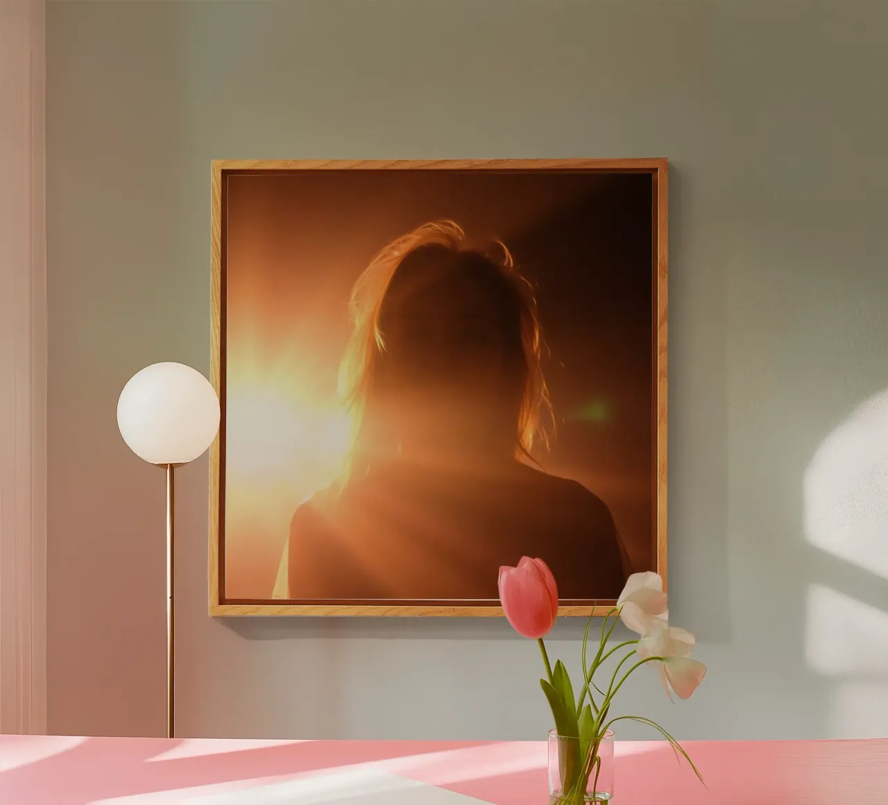 La luce soffusa crea la silhouette di una persona in una calda luminosità plexiglass da DesignDoodle