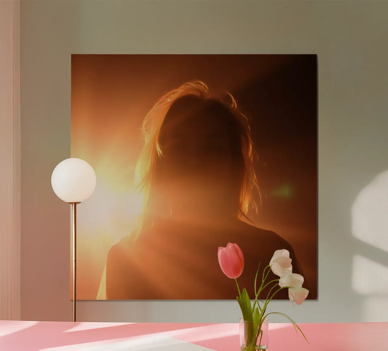 La lumière douce crée la silhouette d'une personne dans une lueur chaude. poster avec cadre en bois de DesignDoodle