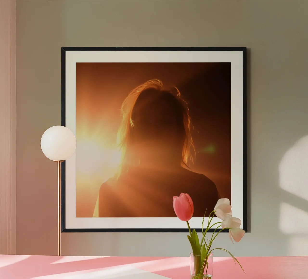 La lumière douce crée la silhouette d'une personne dans une lueur chaude. poster avec cadre en bois de DesignDoodle