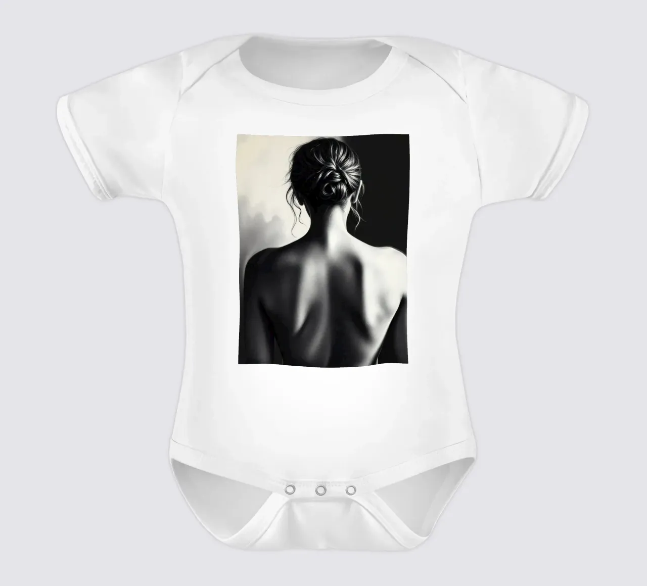 Ritratto di schiena di donna in scala di grigi che enfatizza le forme body neonato maniche corte da DesignDoodle