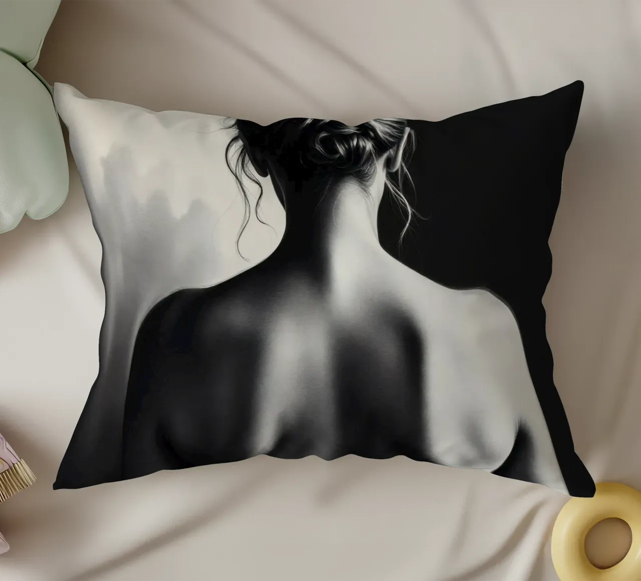 Ritratto di schiena di donna in scala di grigi che enfatizza le forme cuscino da DesignDoodle