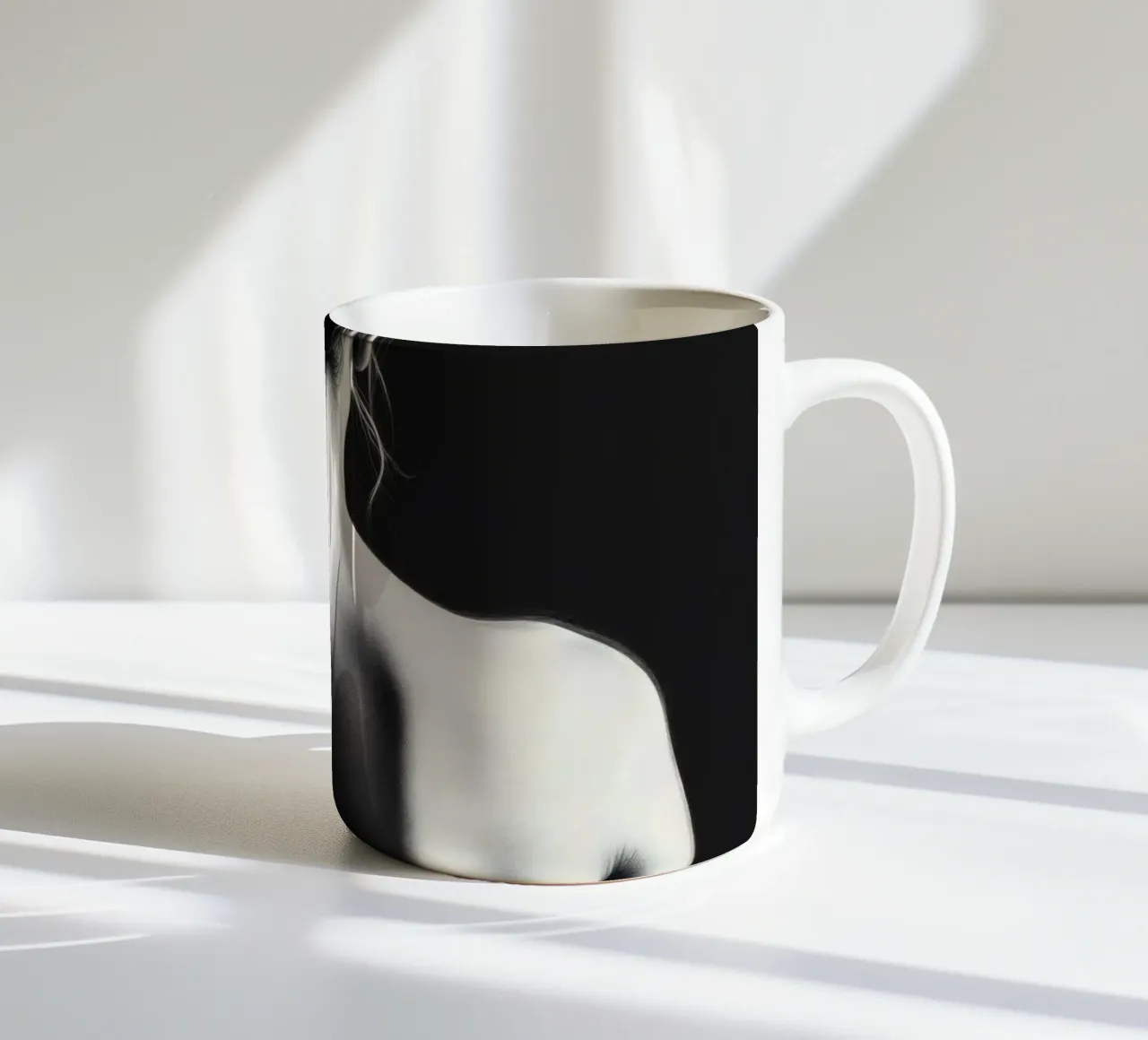 Ritratto di schiena di donna in scala di grigi che enfatizza le forme tazza in ceramica da DesignDoodle