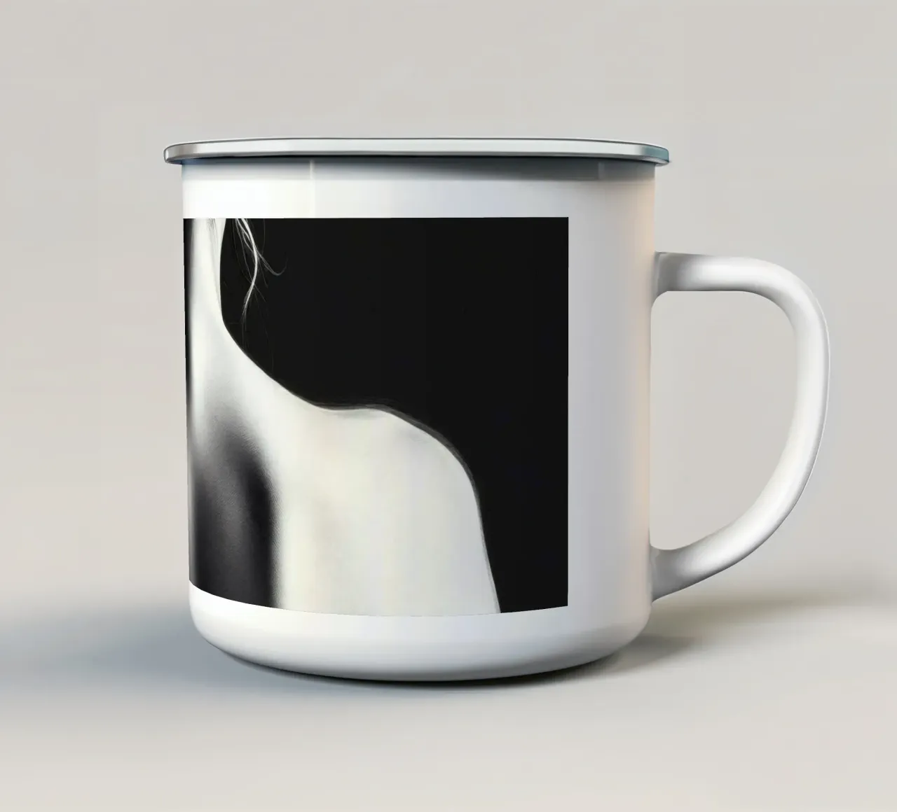 Ritratto di schiena di donna in scala di grigi che enfatizza le forme tazza in smalto da DesignDoodle