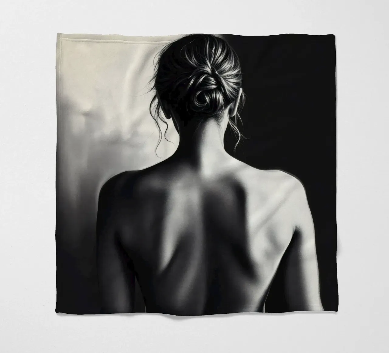 Ritratto di schiena di donna in scala di grigi che enfatizza le forme coperta in pile da DesignDoodle