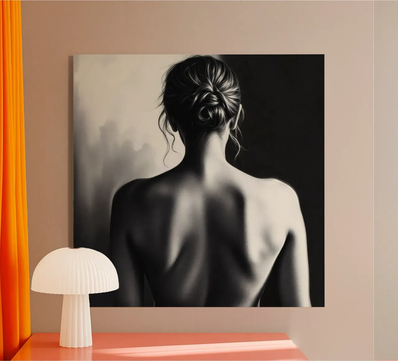 Ritratto di schiena di donna in scala di grigi che enfatizza le forme plexiglass da DesignDoodle