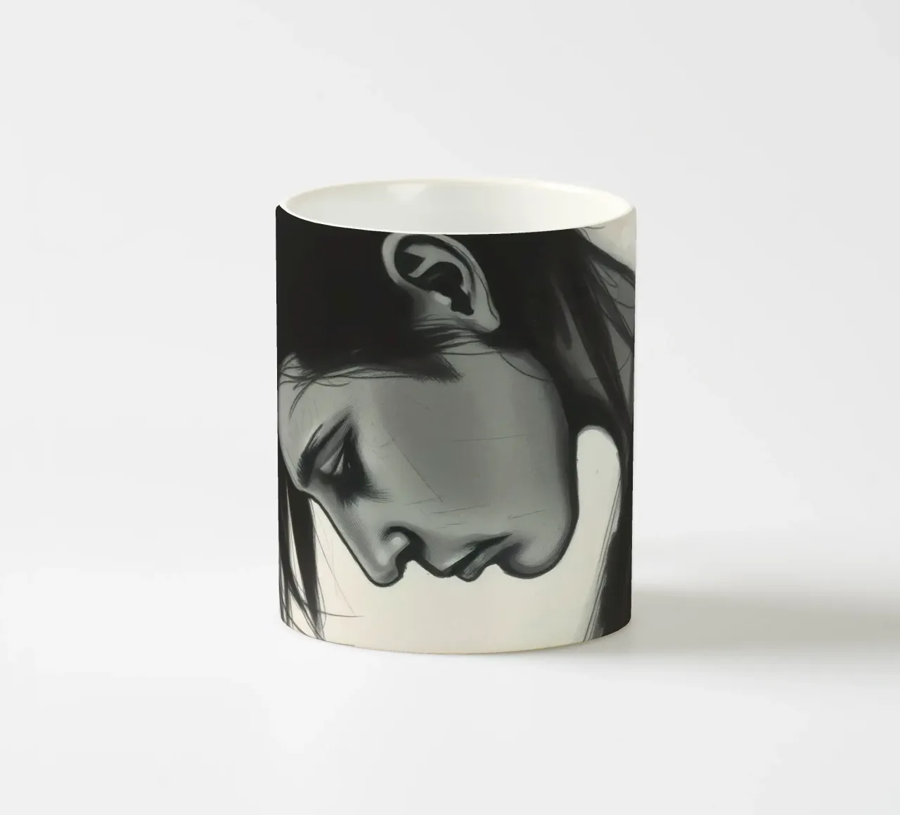 Profilo di donna con capelli corti che esprime profonda contemplazione tazza in ceramica da DesignDoodle