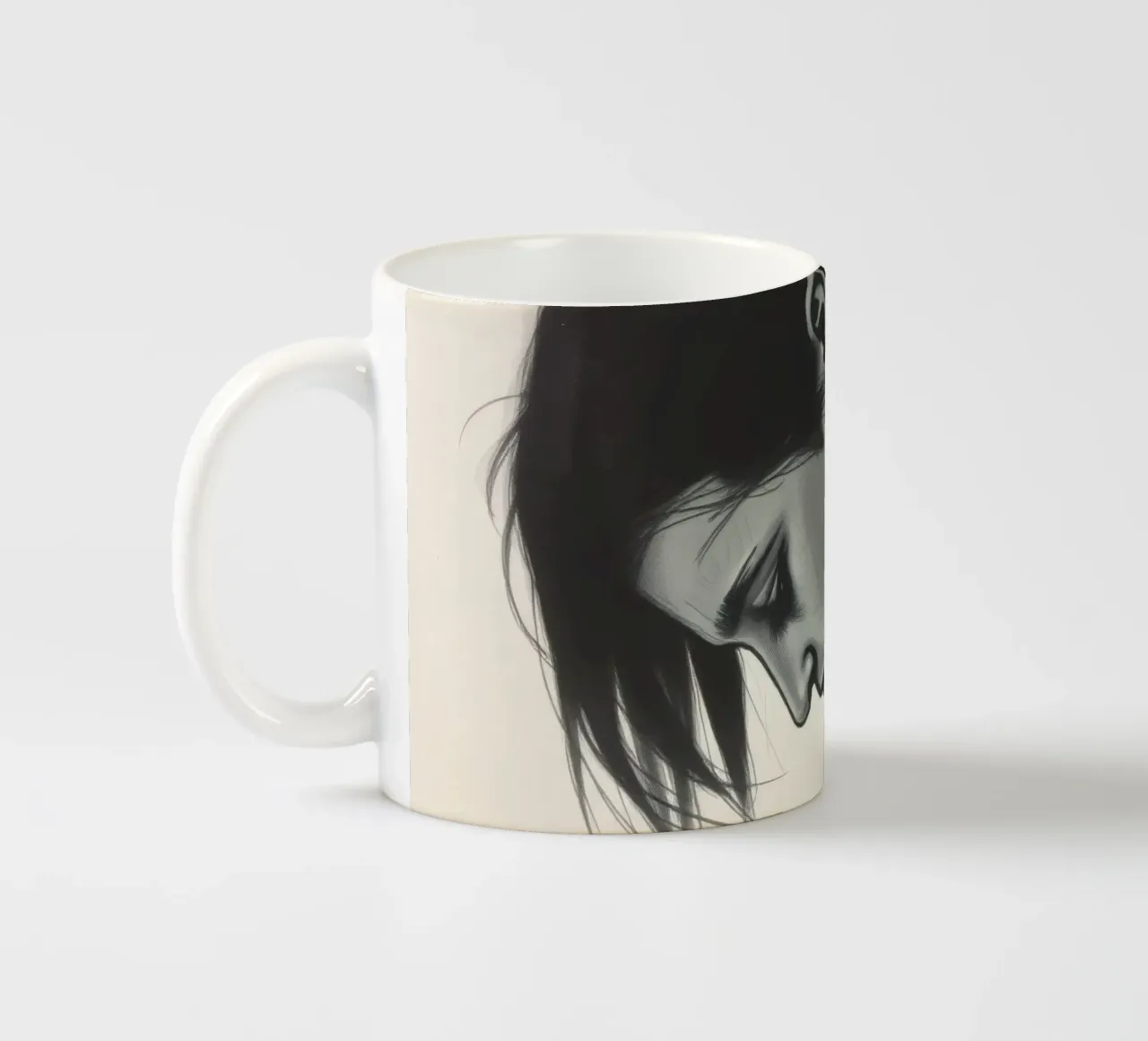Profilo di donna con capelli corti che esprime profonda contemplazione tazza in ceramica da DesignDoodle