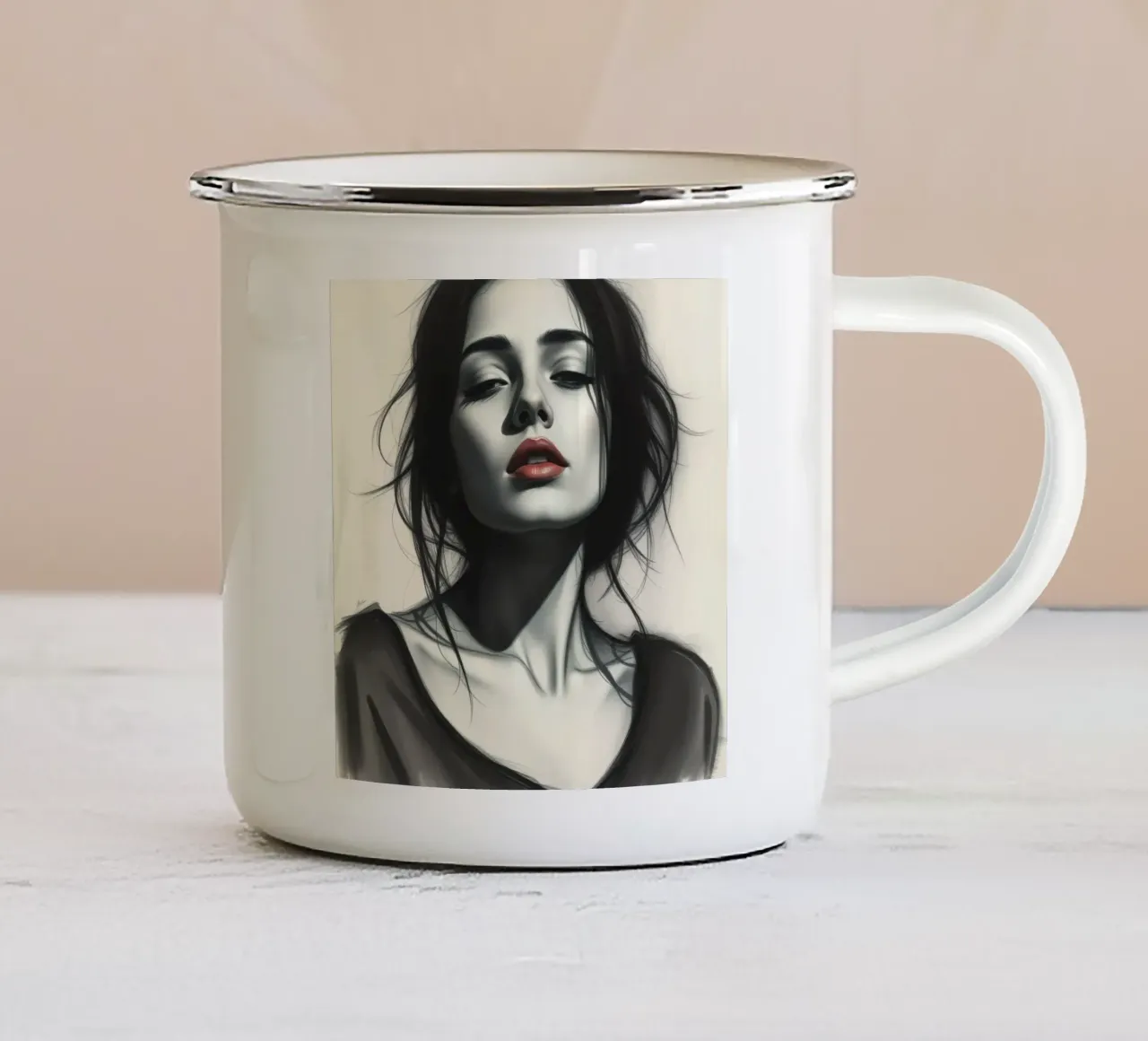 Elegante ritratto di donna dai capelli scuri e dal viso imponente tazza in smalto da DesignDoodle