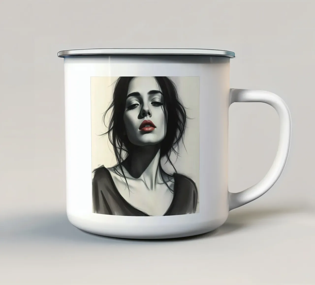 Elegante ritratto di donna dai capelli scuri e dal viso imponente tazza in smalto da DesignDoodle