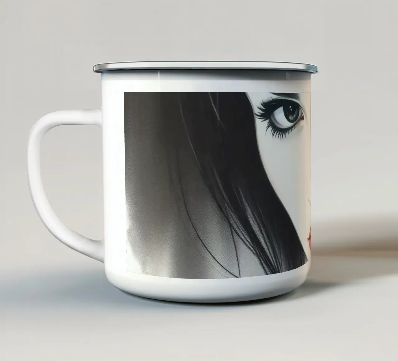 Accattivante ritratto di una giovane donna dai lineamenti marcati tazza in smalto da DesignDoodle