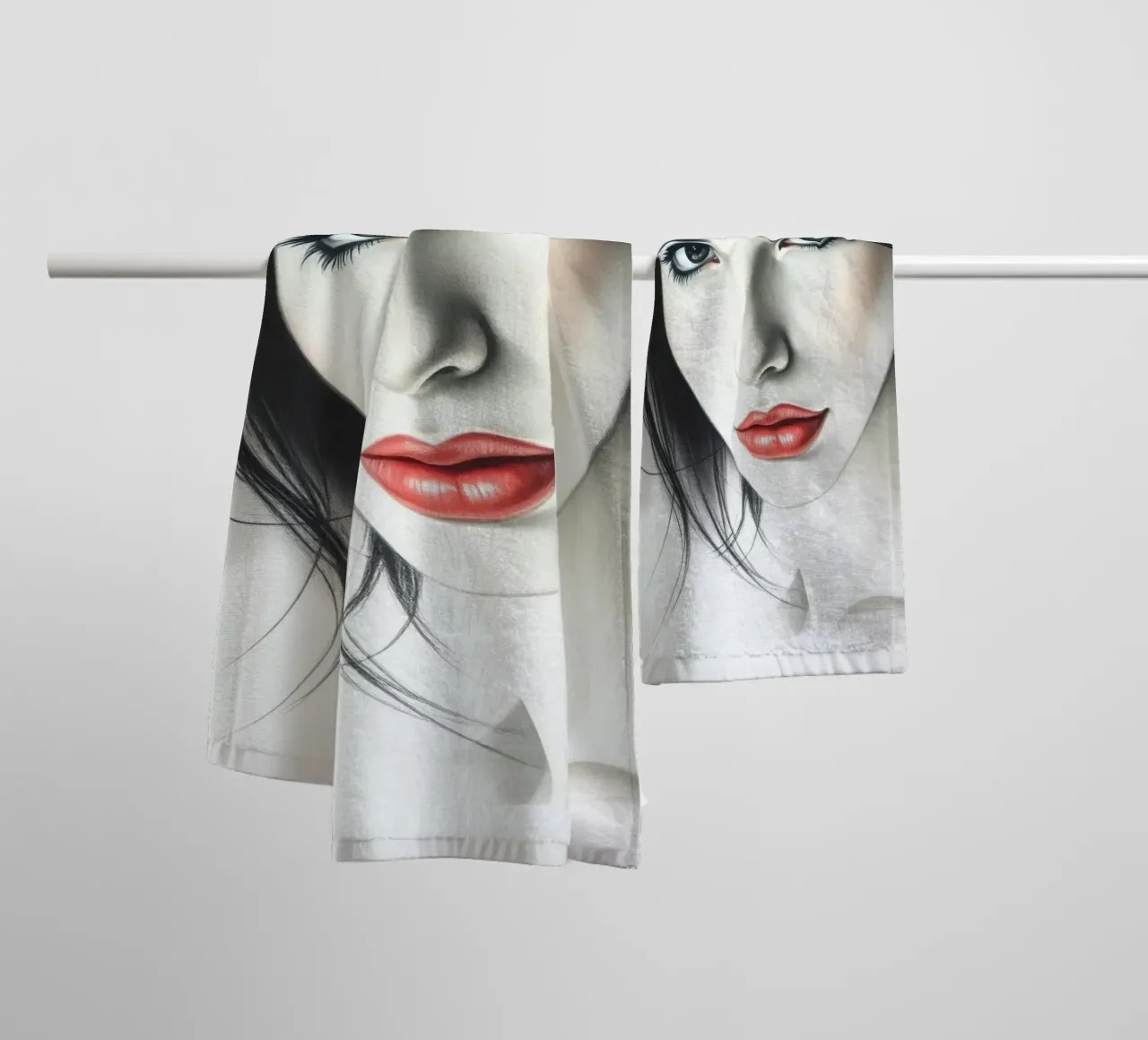 Portrait captivant d'une jeune femme aux traits remarquables serviette de bain de DesignDoodle