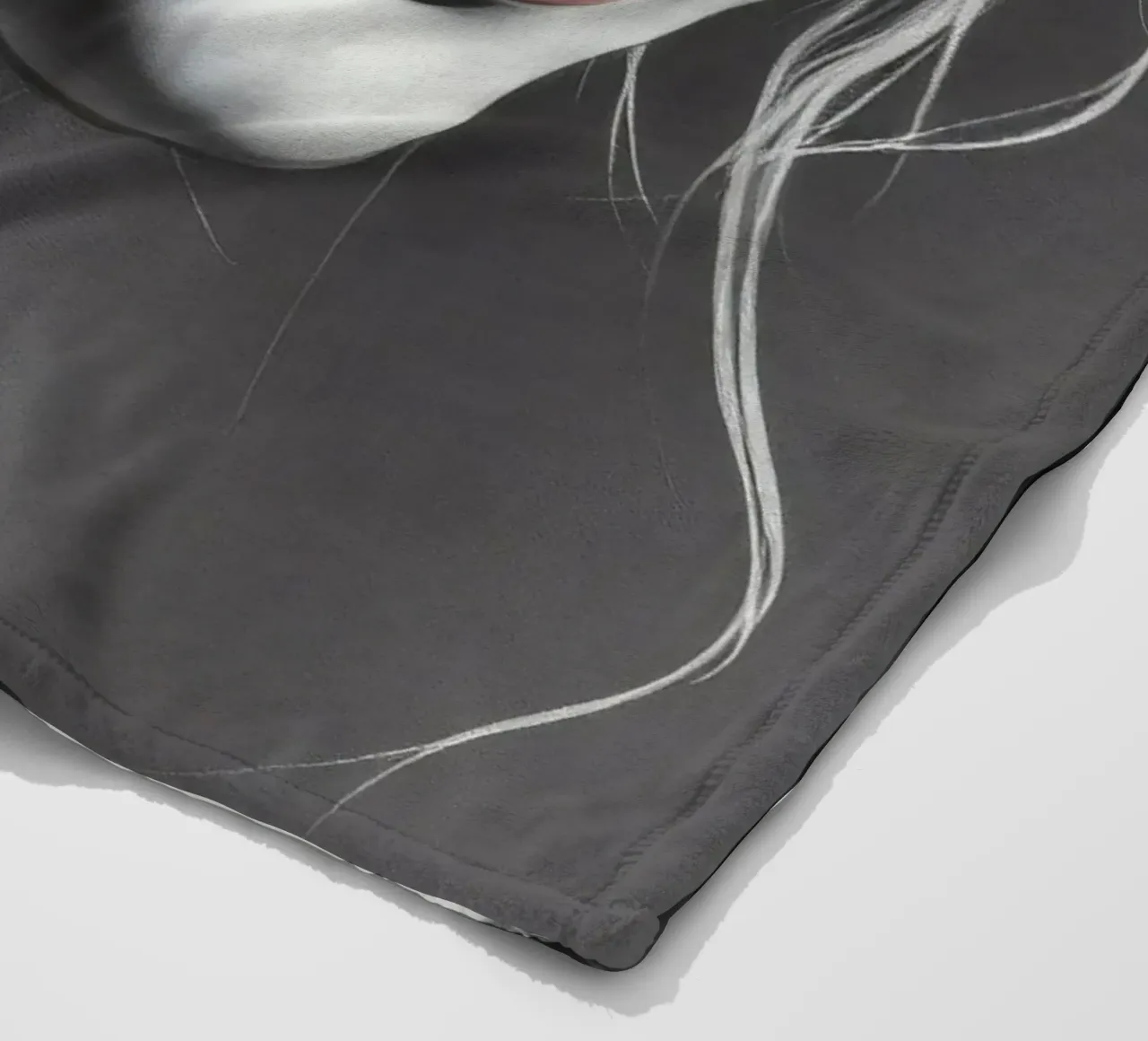 Ritratto di una giovane donna con luci soffuse coperta in pile da DesignDoodle