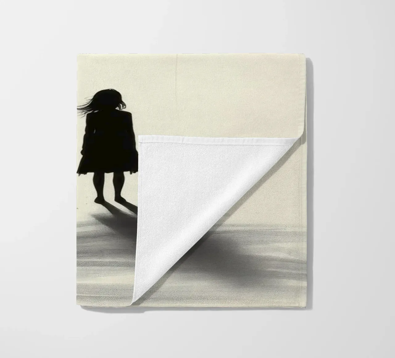 sagoma di una ragazza in piedi tra ombre vorticose telo mare da DesignDoodle