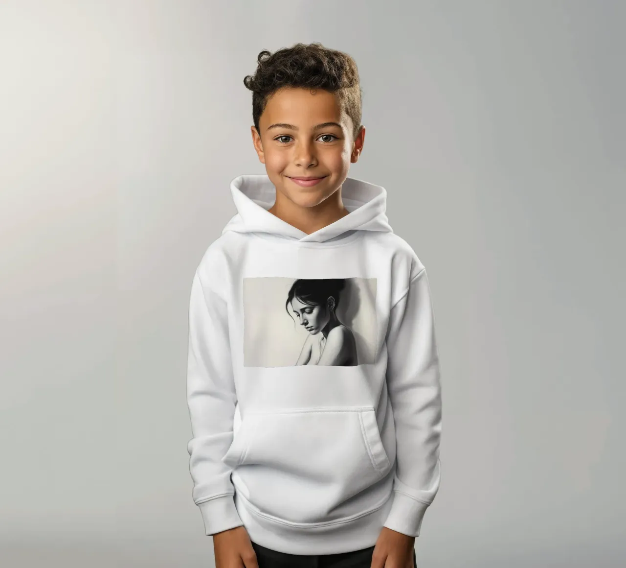 Femme prenant une pose réfléchie avec des ombres subtiles et une lumière douce sweat à capuche enfant de DesignDoodle