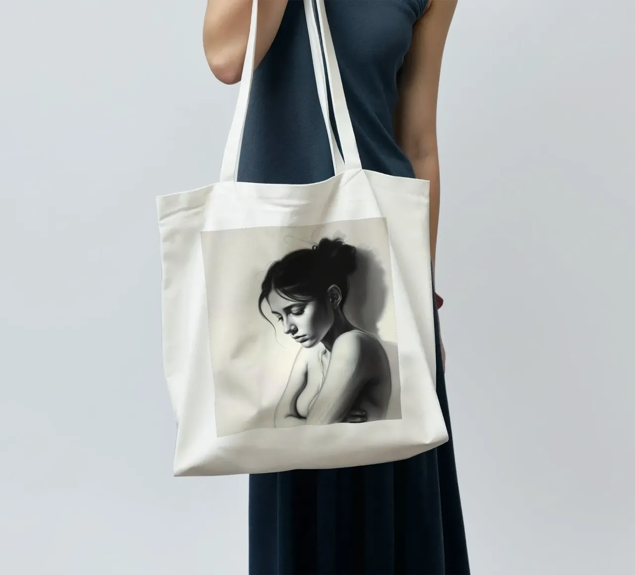 Vrouw in bedachtzame pose met subtiele schaduwen en zacht licht jute draagtas van DesignDoodle