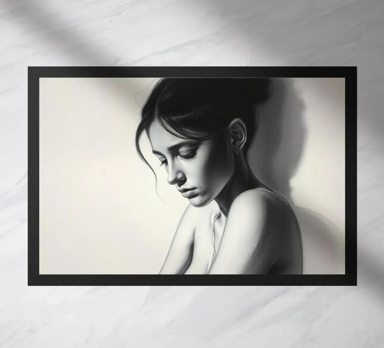 Femme prenant une pose réfléchie avec des ombres subtiles et une lumière douce paillasson de DesignDoodle
