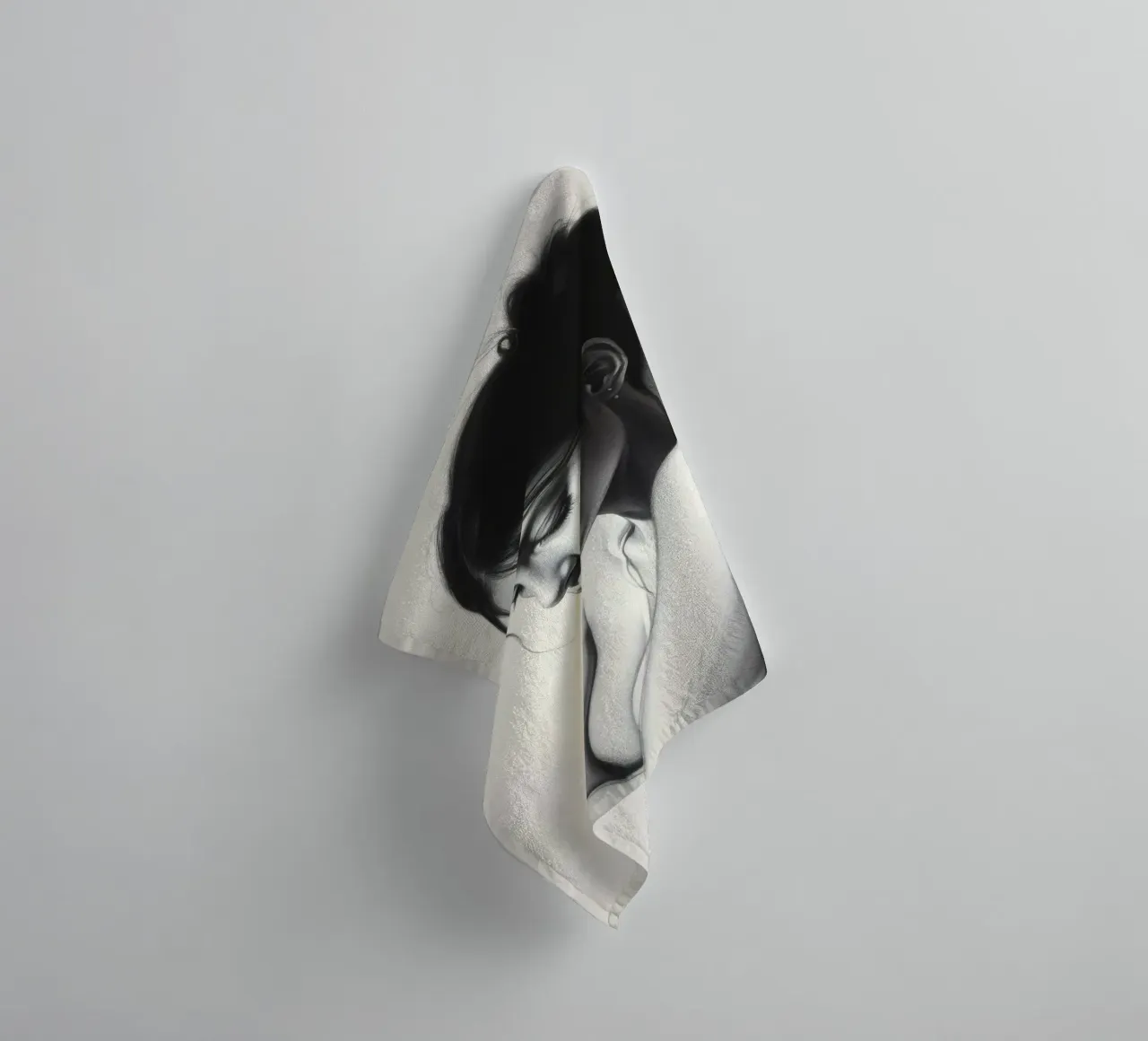 Vrouw in bedachtzame pose met subtiele schaduwen en zacht licht badhanddoek van DesignDoodle