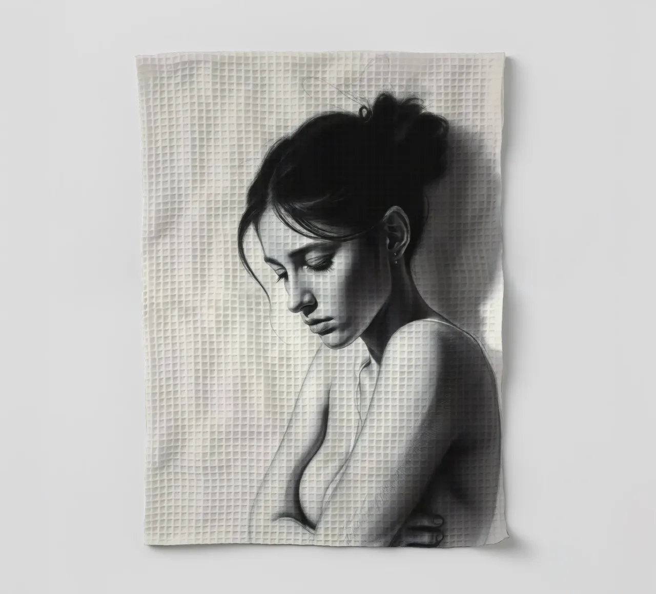 Femme prenant une pose réfléchie avec des ombres subtiles et une lumière douce torchon de DesignDoodle