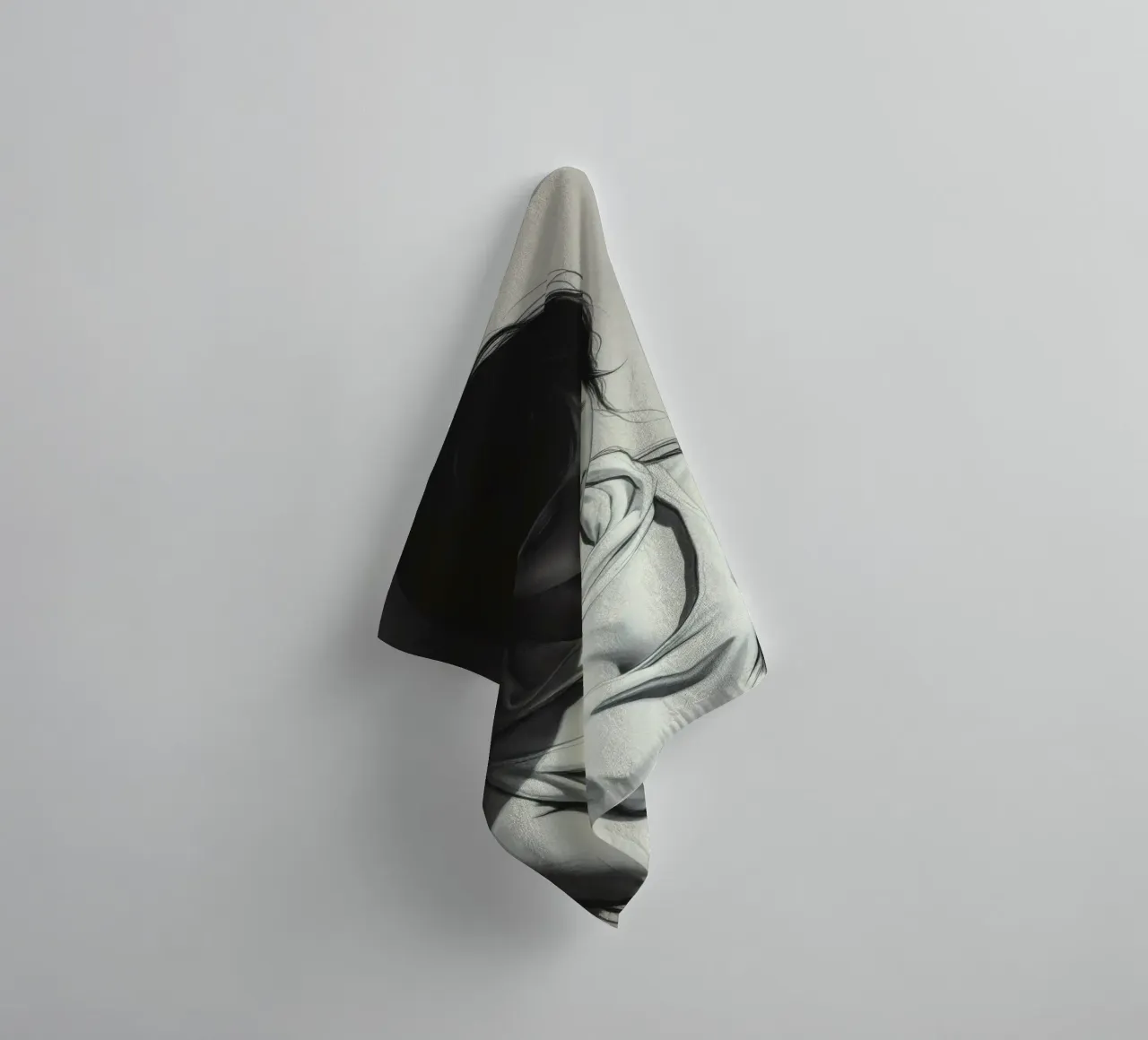 Jeune femme prenant une pose réfléchie sur un fond sombre serviette de bain de DesignDoodle