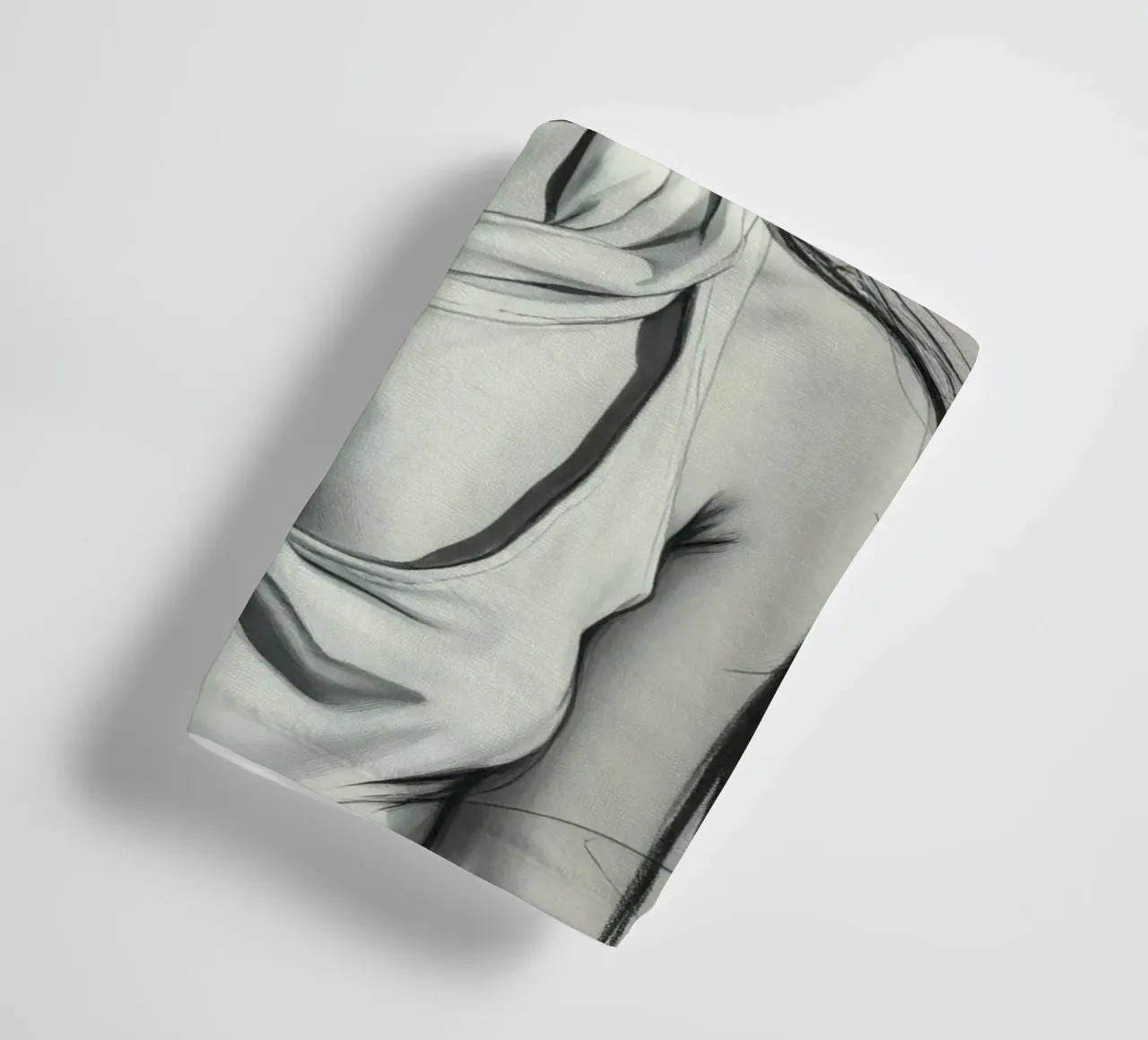 Jeune femme prenant une pose réfléchie sur un fond sombre serviette de bain de DesignDoodle