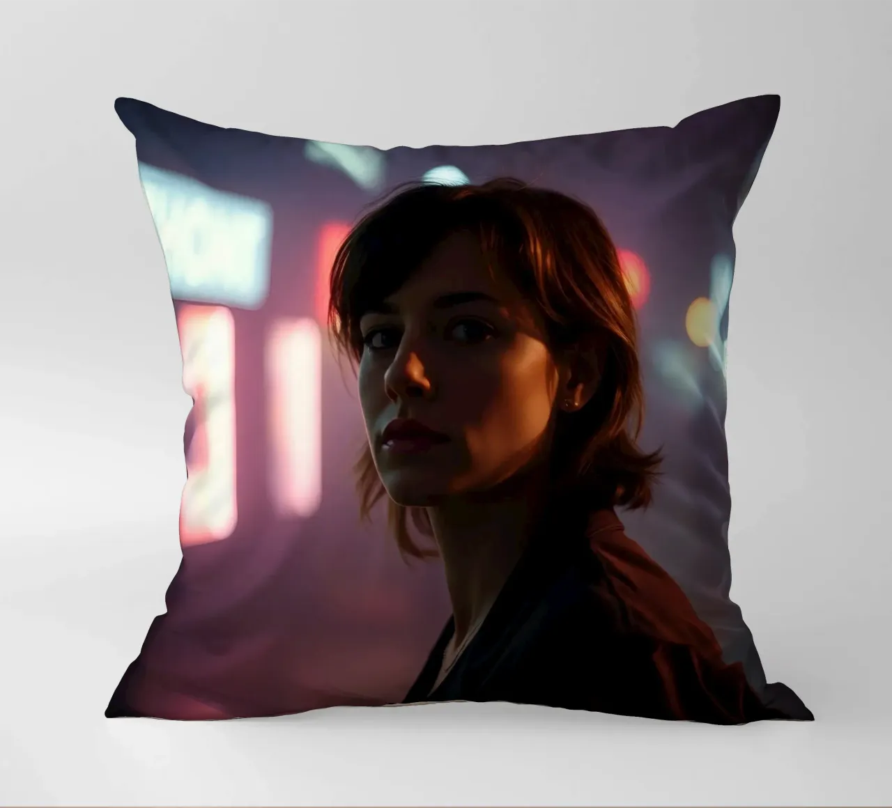 donna in ambiente urbano con luci al neon di notte cuscino da DesignDoodle