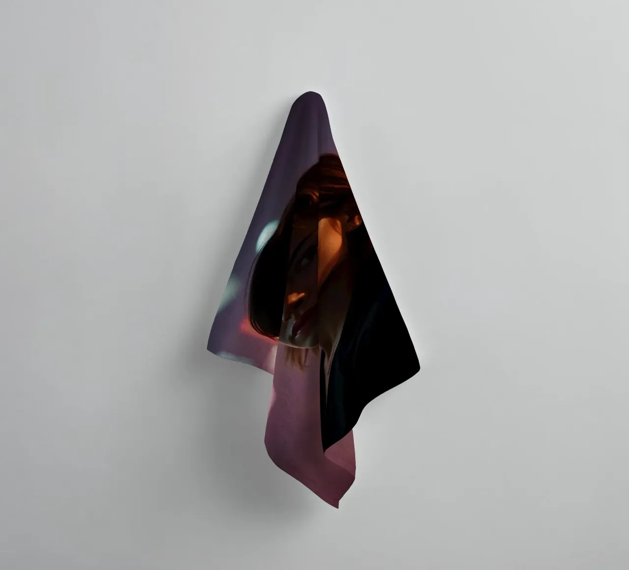 donna in ambiente urbano con luci al neon di notte asciugamano da bagno da DesignDoodle