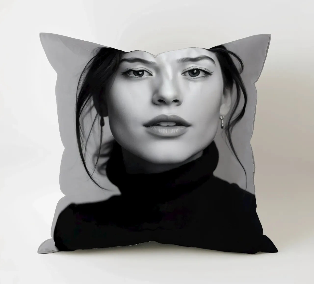 Ritratto di una giovane donna che indossa un dolcevita nero cuscino da DesignDoodle