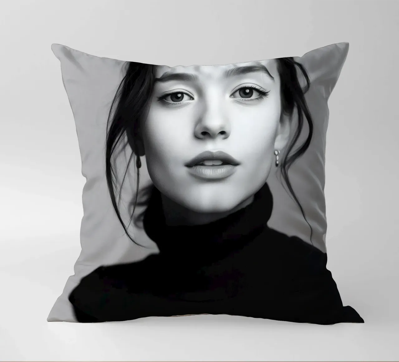 Ritratto di una giovane donna che indossa un dolcevita nero cuscino da DesignDoodle