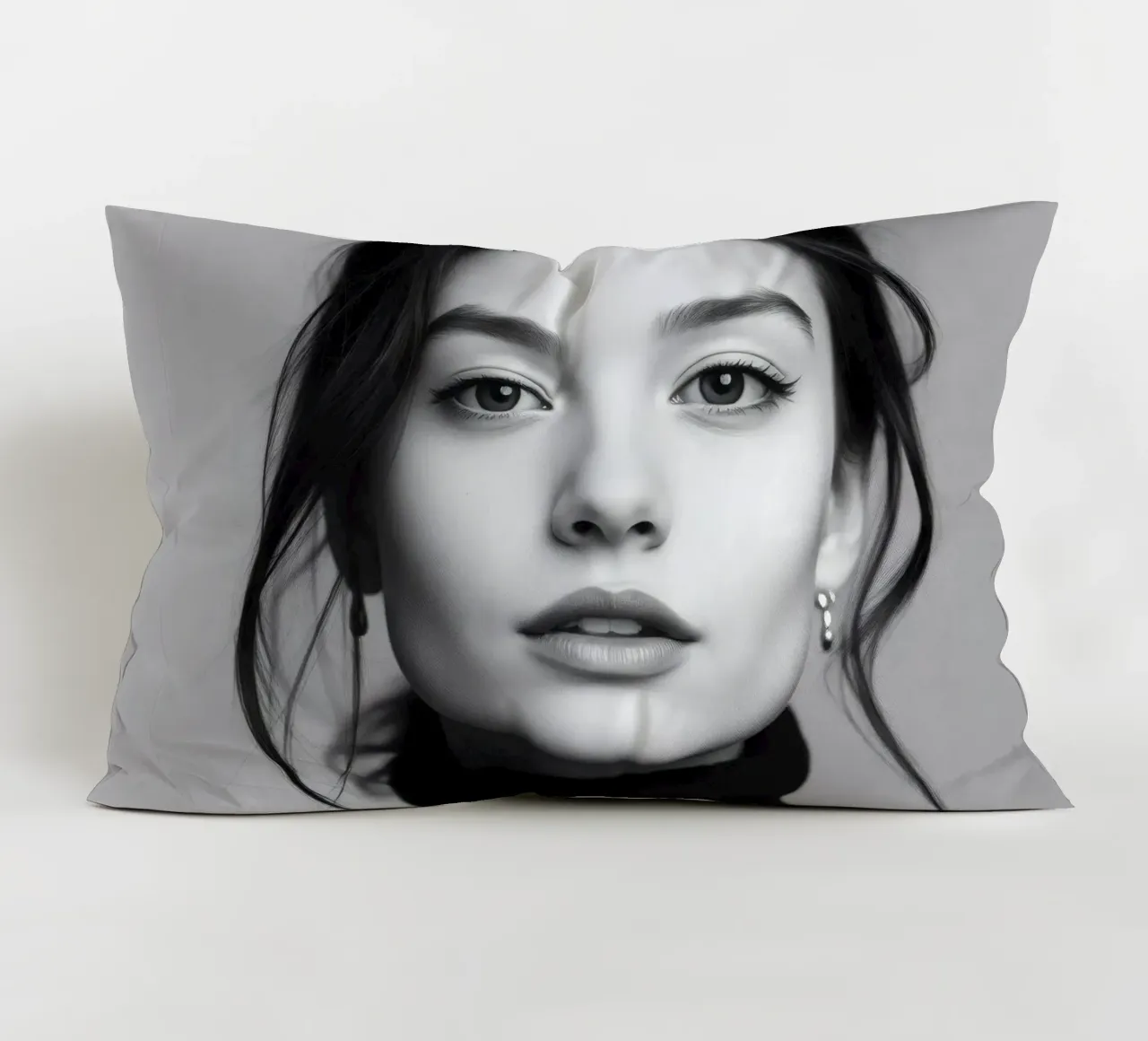 Ritratto di una giovane donna che indossa un dolcevita nero cuscino da DesignDoodle