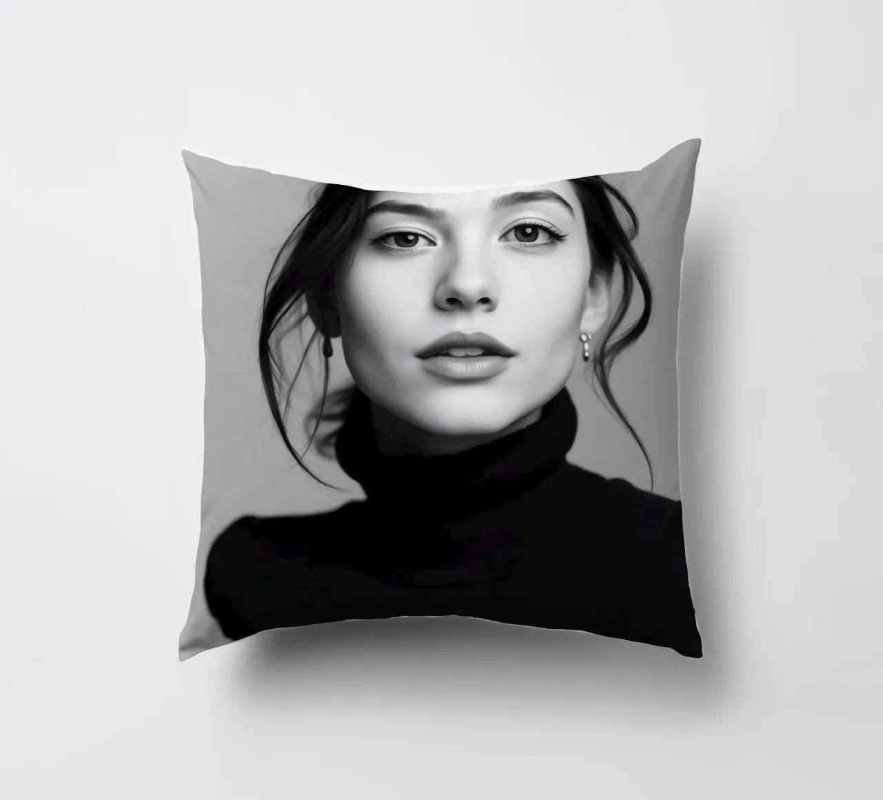 Ritratto di una giovane donna che indossa un dolcevita nero cuscino da DesignDoodle
