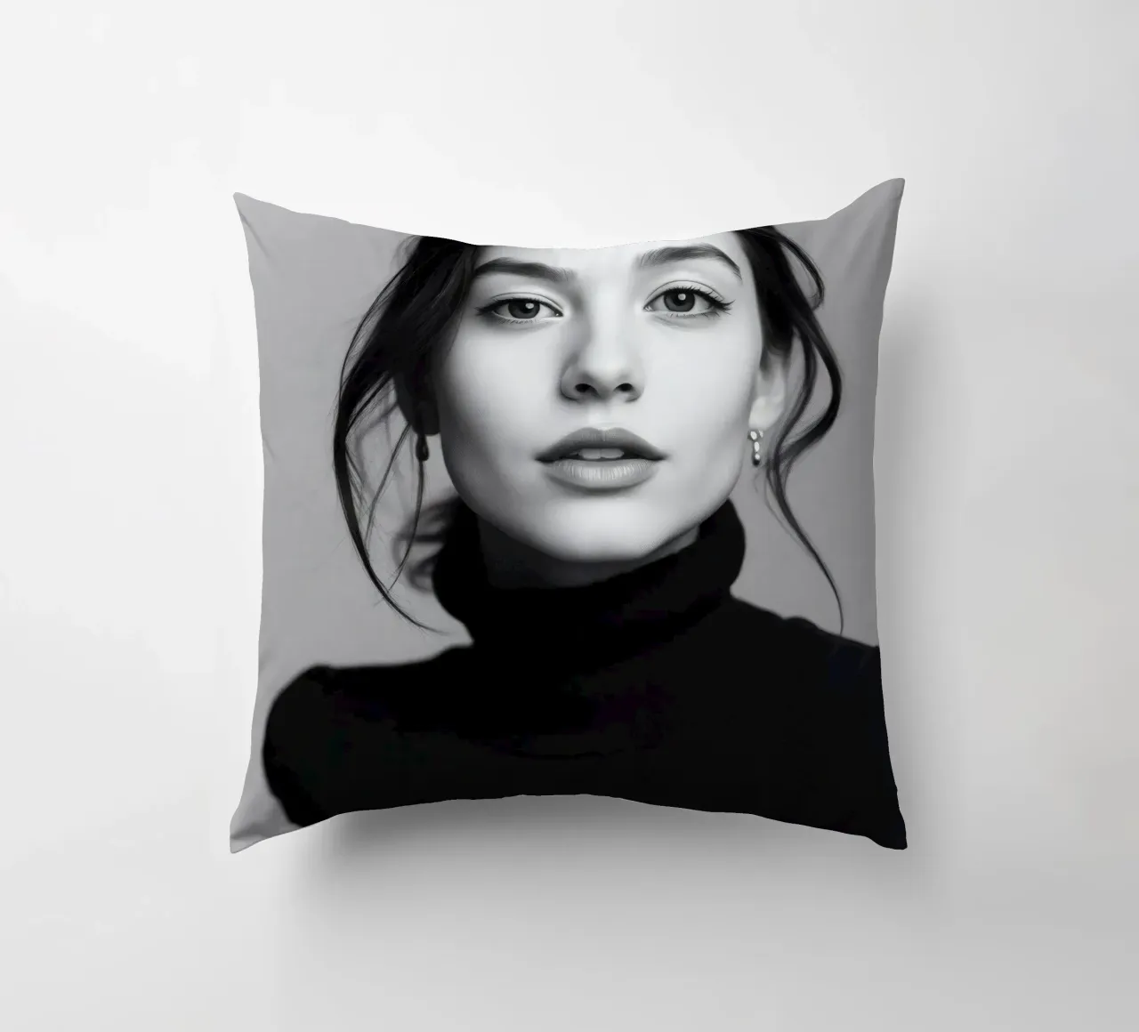 Ritratto di una giovane donna che indossa un dolcevita nero cuscino da DesignDoodle