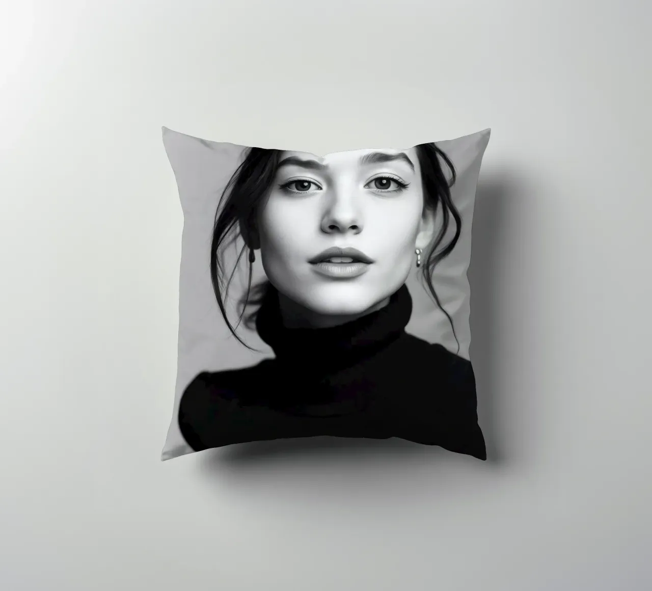Ritratto di una giovane donna che indossa un dolcevita nero cuscino da DesignDoodle