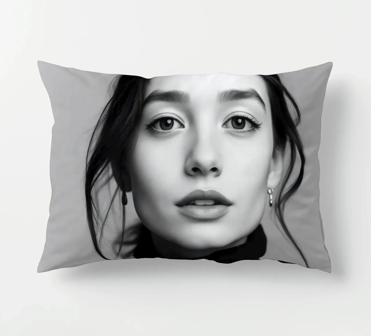 Ritratto di una giovane donna che indossa un dolcevita nero cuscino da DesignDoodle