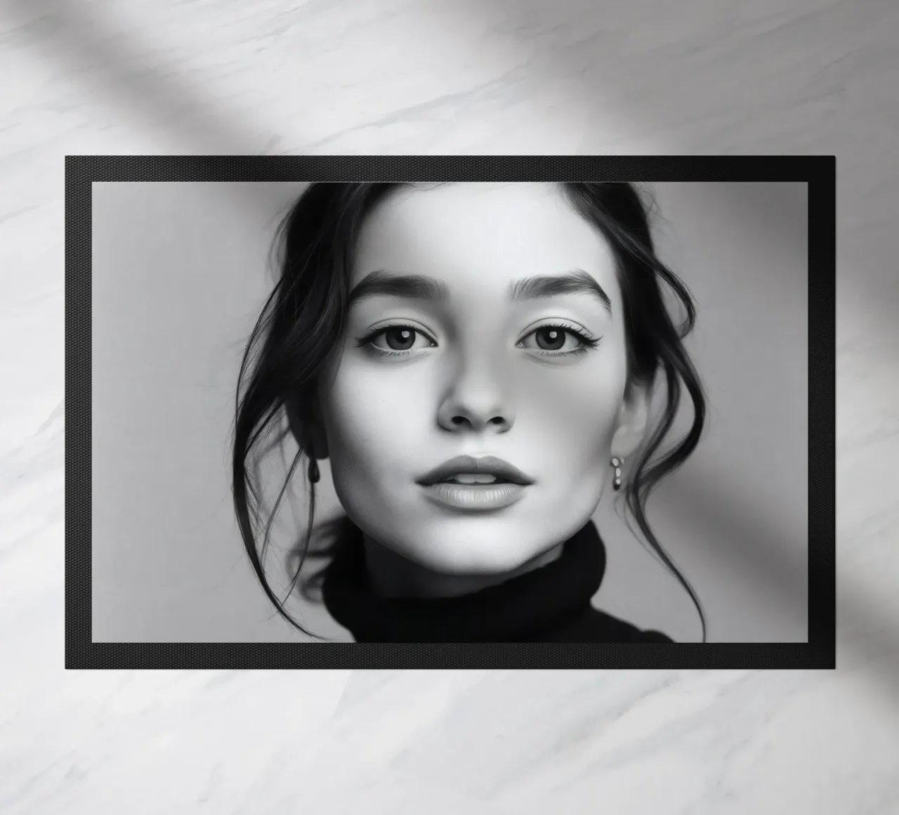 Ritratto di una giovane donna che indossa un dolcevita nero zerbino da DesignDoodle
