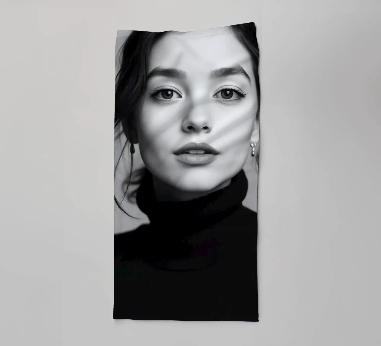 Portrait d'une jeune femme portant un col roulé noir serviette de bain de DesignDoodle