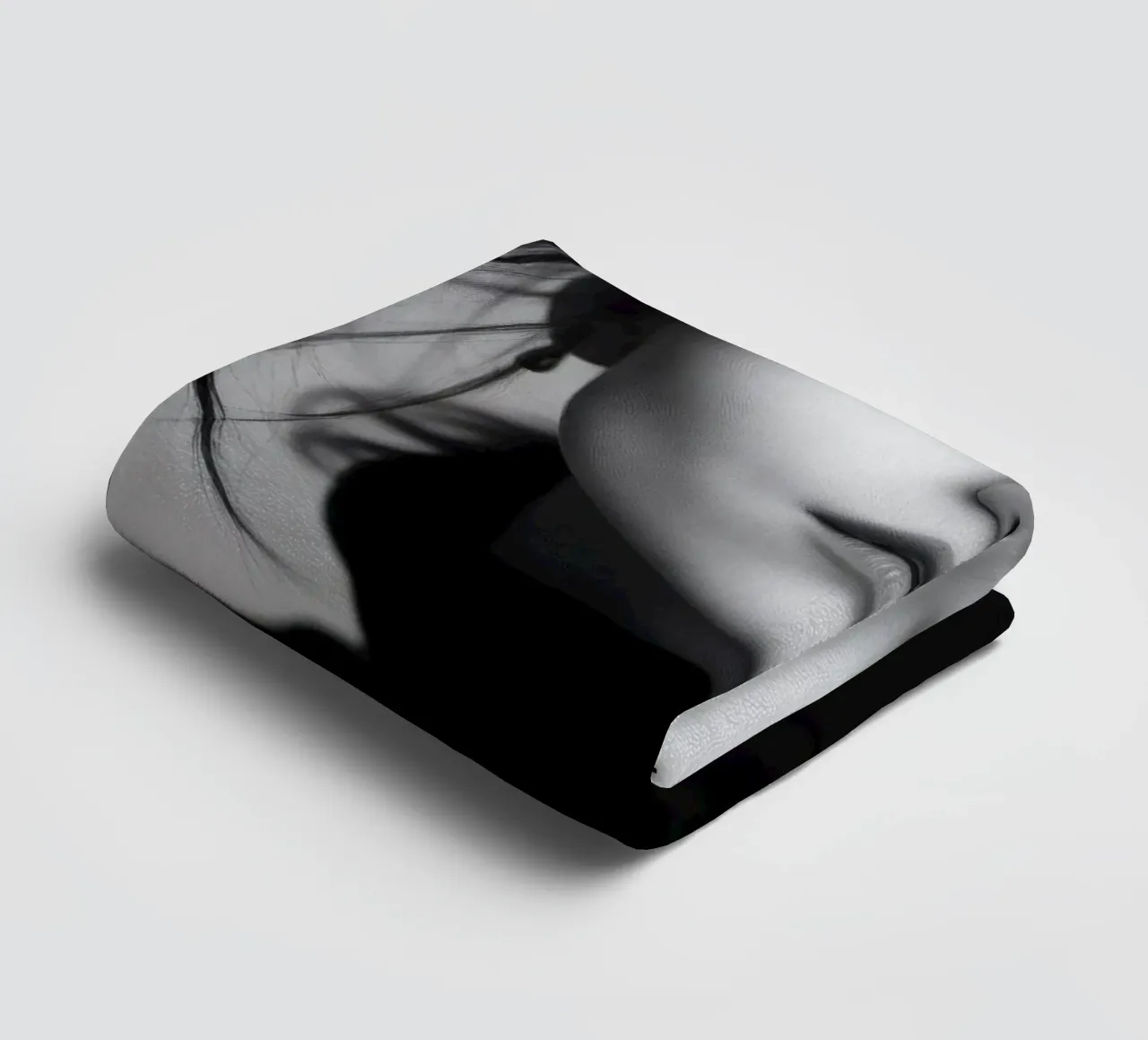 Portrait d'une jeune femme portant un col roulé noir serviette de bain de DesignDoodle