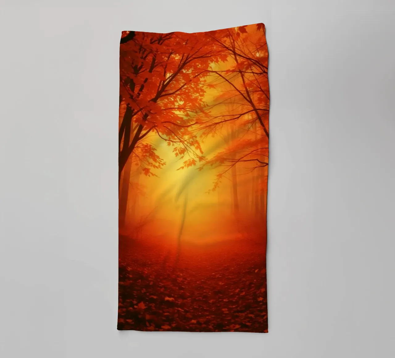 Forêt d'automne baignée d'une lumière dorée serviette de bain de DesignDoodle