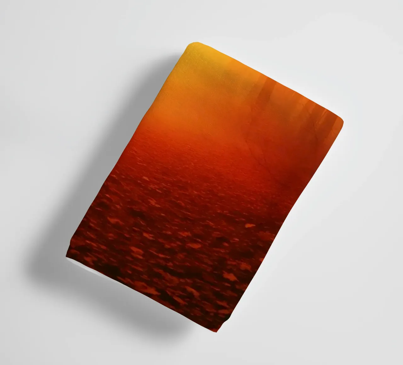 Forêt d'automne baignée d'une lumière dorée serviette de bain de DesignDoodle