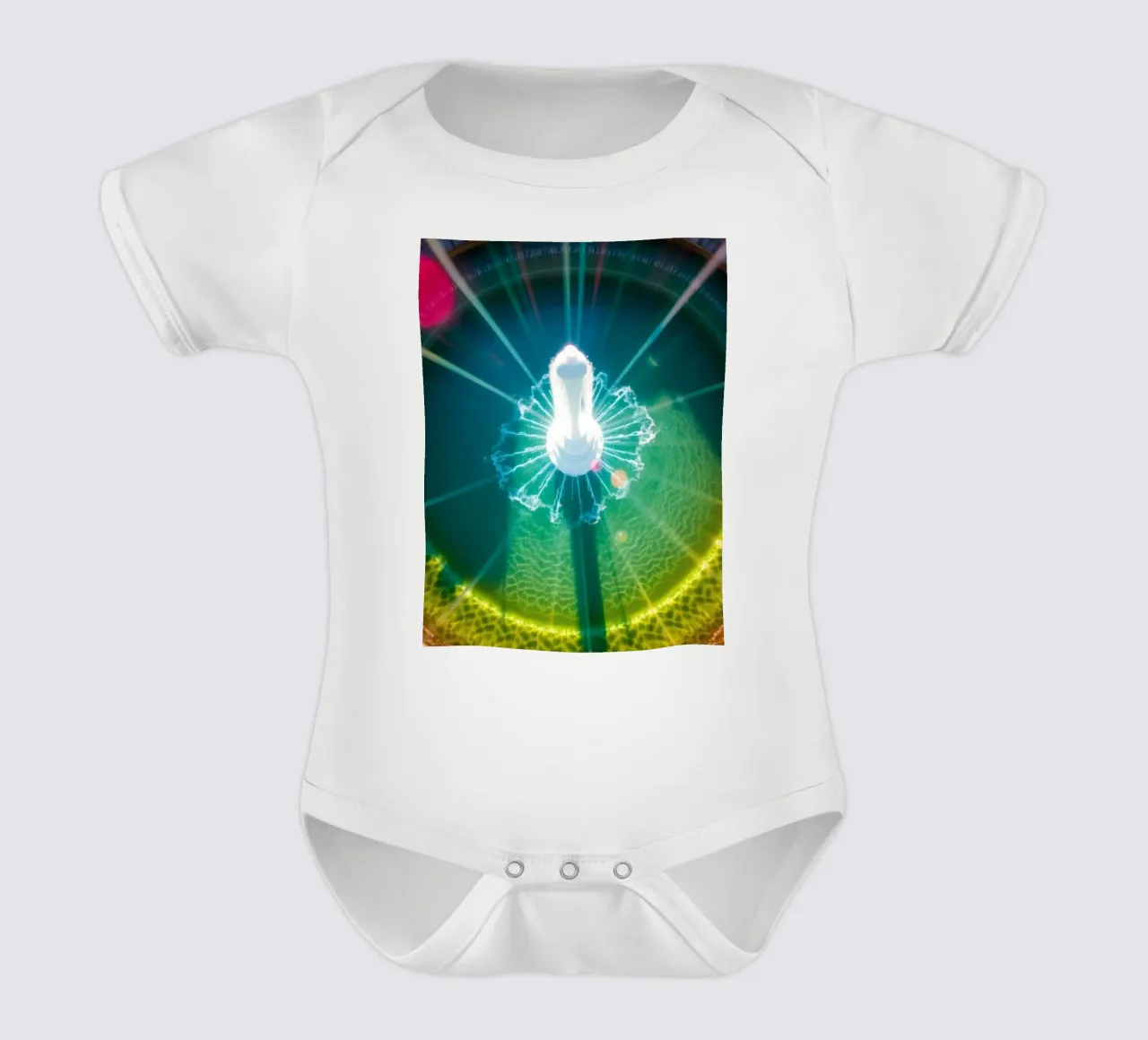 vue aérienne d'une fontaine avec des reflets lumineux colorés body bébé de DesignDoodle