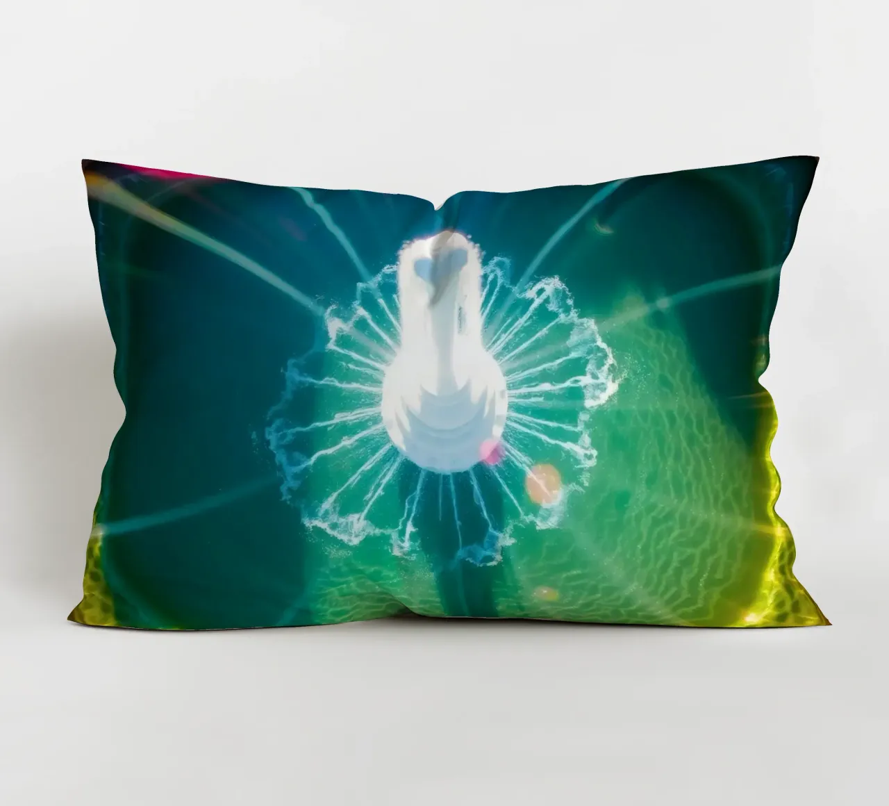 vista aerea di una fontana con riflessi di luce colorati cuscino da DesignDoodle