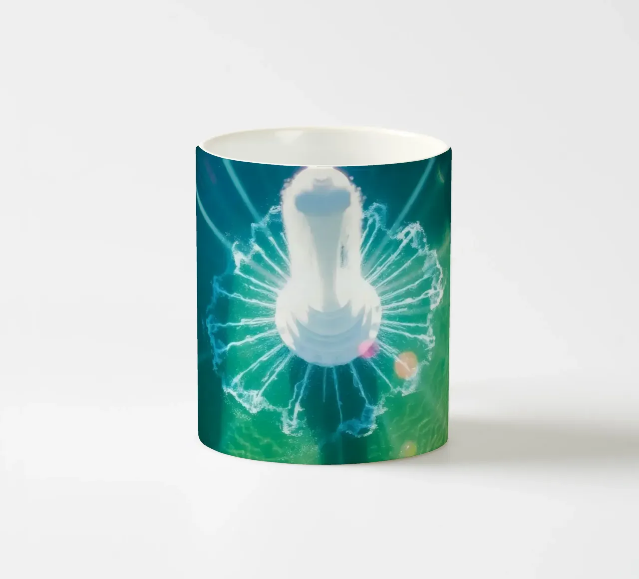 vista aerea di una fontana con riflessi di luce colorati tazza in ceramica da DesignDoodle