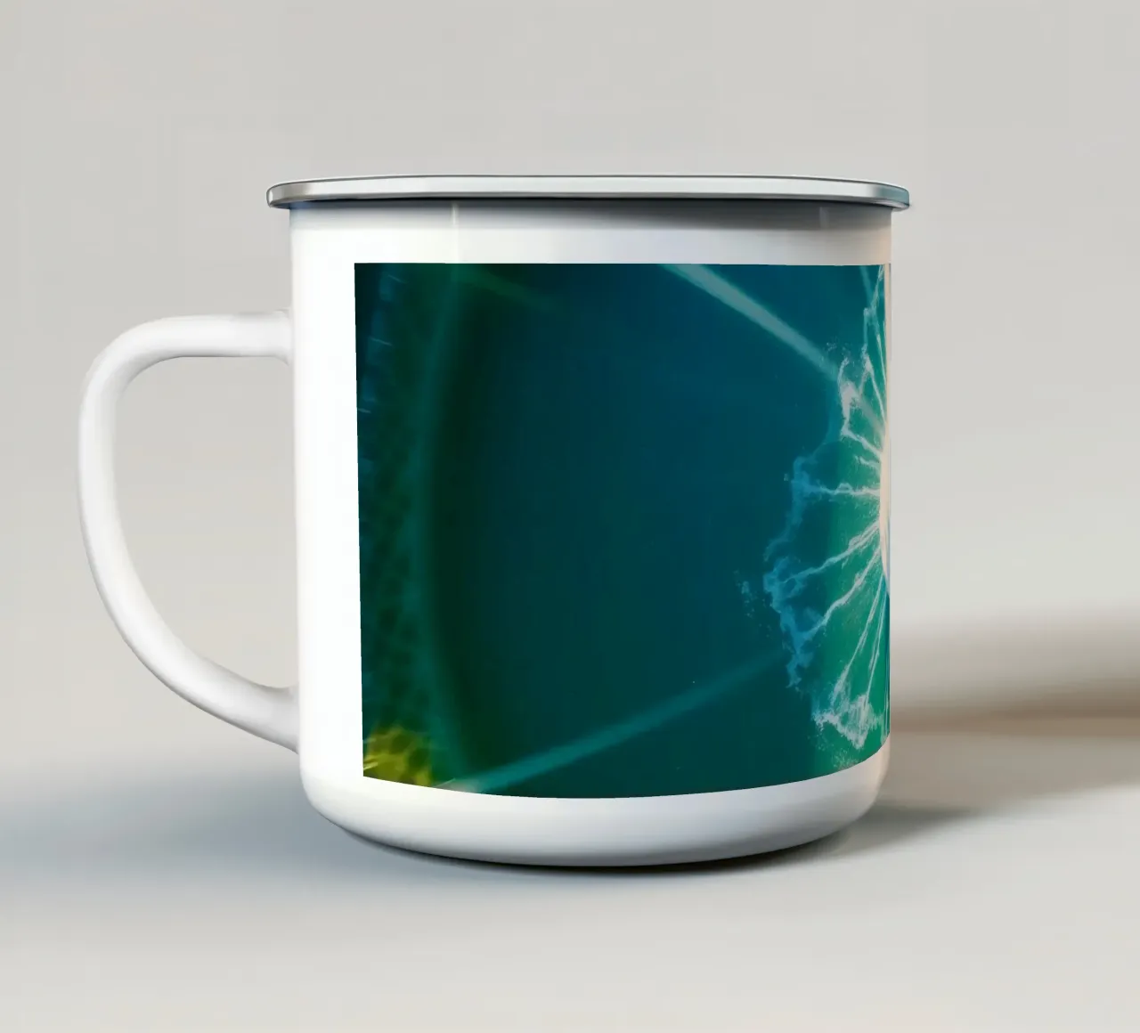 vista aerea di una fontana con riflessi di luce colorati tazza in smalto da DesignDoodle