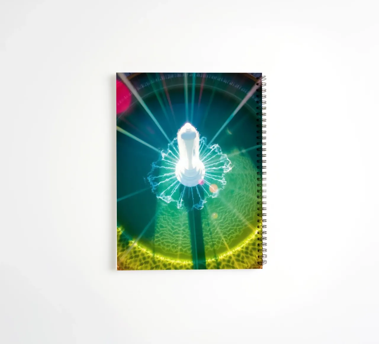 vue aérienne d'une fontaine avec des reflets lumineux colorés carnet à spirale de DesignDoodle